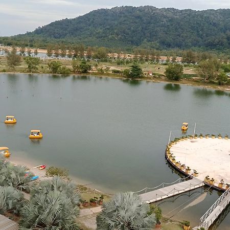 Glossy Marina Homestays Lumut Exterior photo