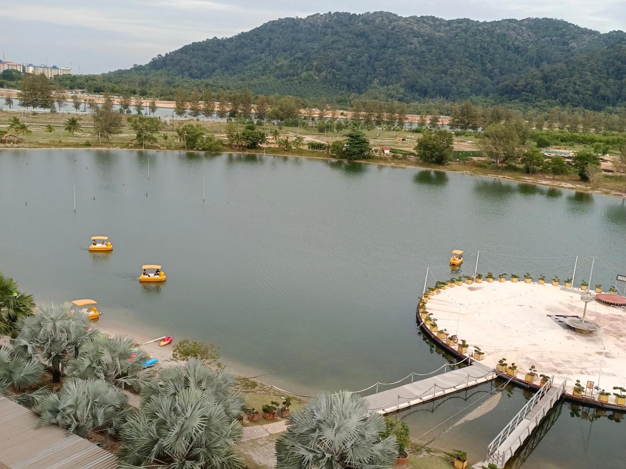 Glossy Marina Homestays Lumut Exterior photo